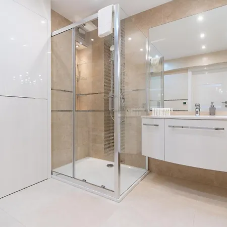 Stylish Vacation With Parking In By Renters *